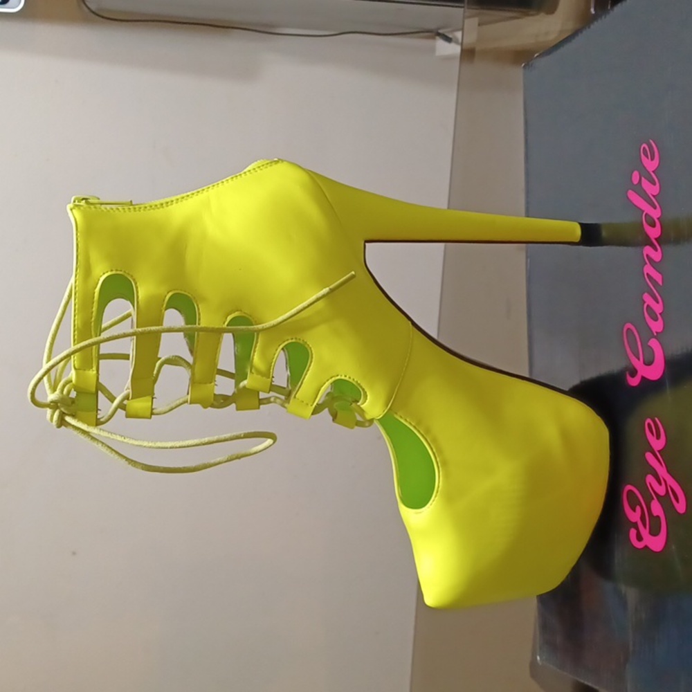 Eye Candie Juliana -93 High Heel Shoe. Color: Yellow and Size: 9. - Picture 6 of 6
